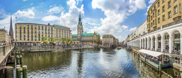 Krásný výhled na centrum Hamburku s radnicí a řekou Alster, Německo
