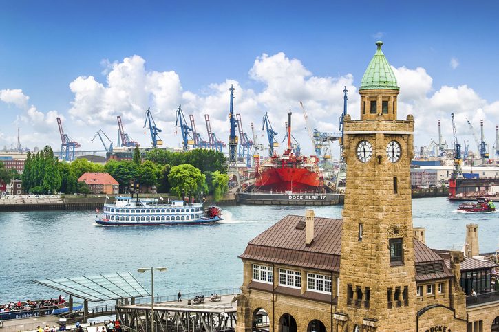 Hamburk - Starobylé hanzovní město Hamburk se pyšní bohatou historií, druhým největším přístavem Evropy, nádhernými vodními plochami, zelenými parky, netradiční architekturou, špičkovými muzei, ale i útulnými restauracemi. Německo