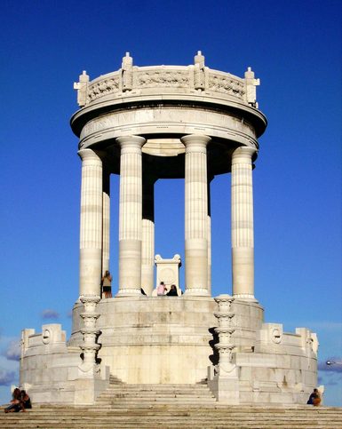 Válečný památník - kruhový chrám z roku 1930