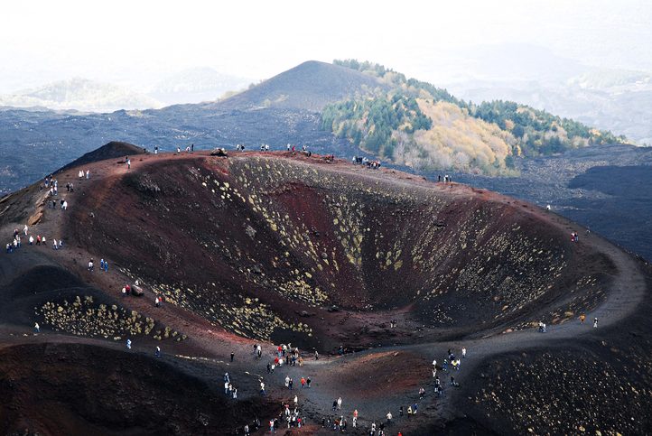 Etna - Etna je nejvyšší činná sopka a druhá nejmohutnější sopka v Evropě, ostrov Sicílie
