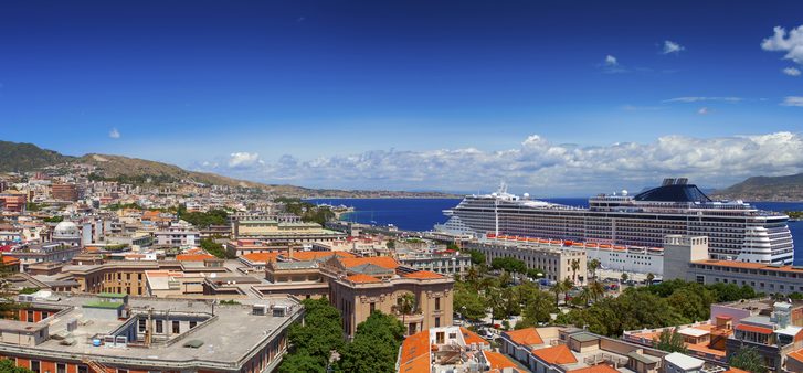 Pohled na město a kotvící výletní loď v Messině, na ostrově Sicília