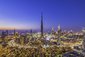 Krásný večerní pohled na noční Dubaj včetně Burj Khalífi