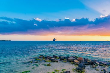 Aperitiv při západu slunce u ostrova Aruba