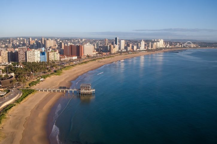 Durban - Letecký pohled na pláž, molo a panorama hotelů.