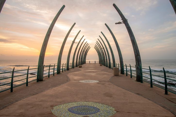 Durban - Východ slunce u mola z velrybích kostí.