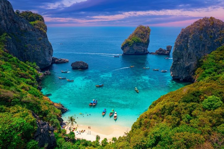Phuket - Letecký pohled na tyrkysovou lagunu a bílou písečnou pláž Nui.