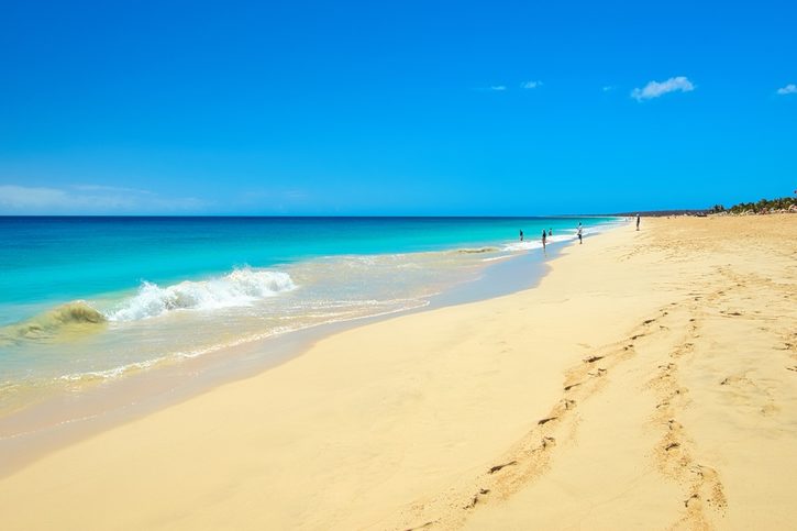 Boa vista - Písečná pláž tyrkysovým mořem.
