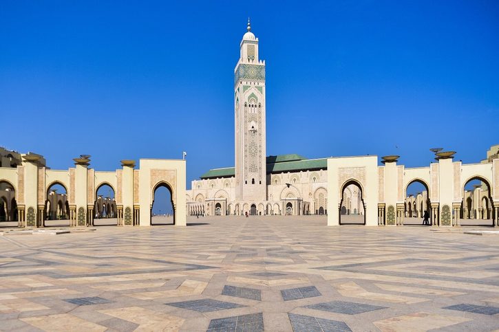 Casablanca - Náměstí před slavnou mešitou Hassan II v Casablance - Maroko