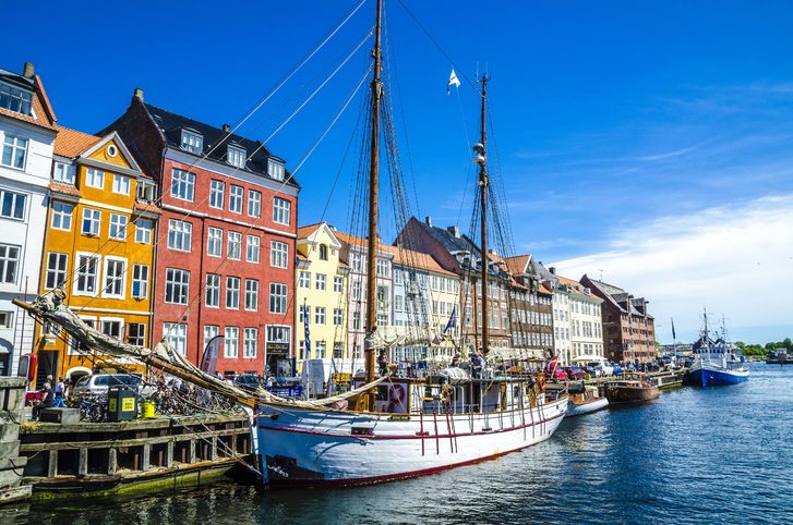 Barevné domy ve starém kodaňském přístavu Nyhavn.