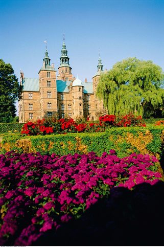 Zámek Rosenborg, původní letní sídlo dánských panovníků, uchovává ve svém sklepení dánské korunovační klenoty.
