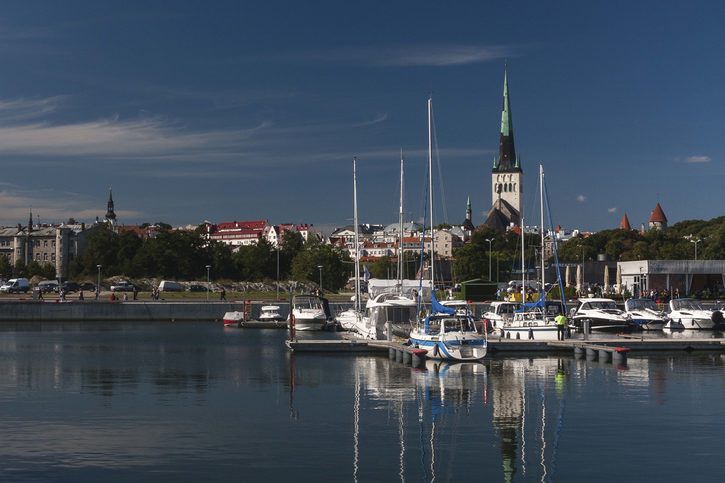 Pohled z přístavu Tallinnu na město