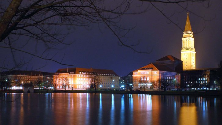 Večerní pohled na město Kiel, Německo