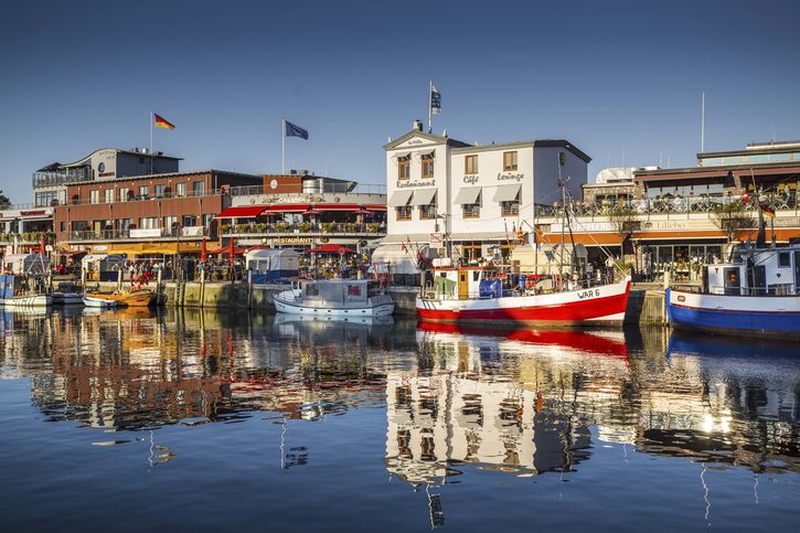 Warnemünde, Rostoky - pohled na promenádu s obchůdky v centru města, Německo