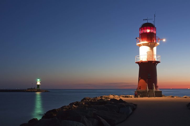 Maják Westmole ve Warnemünde u Rostocku, Německo