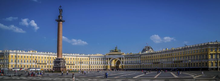 Alexandrův sloup na Palácovém náměstí je vítězný sloup v Petrohradu. Byl vztyčen v roce 1834 jako pomník vítězství Ruské říše v napoleonských válkách. Je pojmenován podle ruského cara Alexandra I. Pavloviče. Na jeho vrcholu je socha anděla s latinským křížem. Petrohrad, Rusko