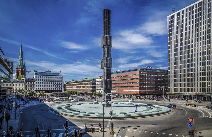 Křišťál - vertikální přízvuk ze skla a oceli na náměstí Sergels torg -  nejdůležitější veřejné náměstí ve Stockholmu ve Švédsku