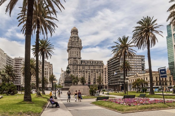 Montevideo - Plaza Independencia s palácem Palacio Salvo