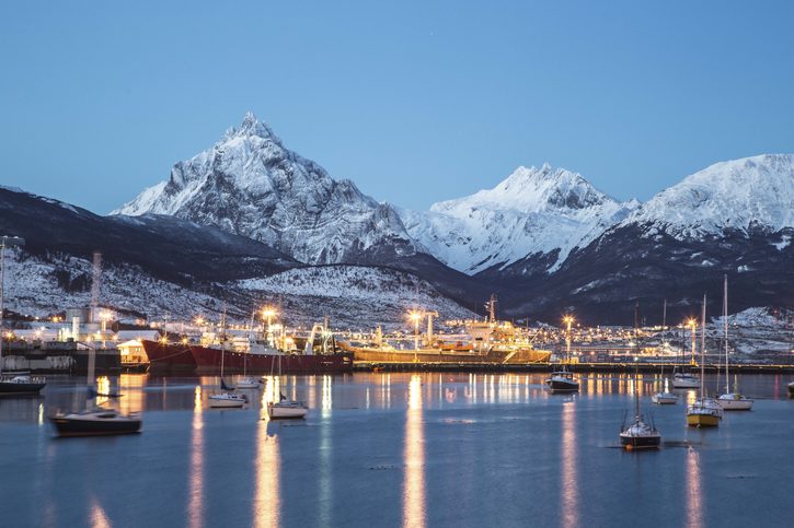 Úžasný výhled na město Ushuaia v noci, nejjižnější město na světě v Patagonii, Argentině