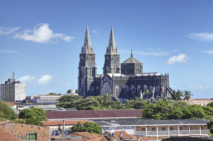 Catedral Metropolitana – Obdivujte vitrážovou výzdobu majestátní katedrály s 75 metrovou věží v gotickém stylu v centrum města Fortaleza