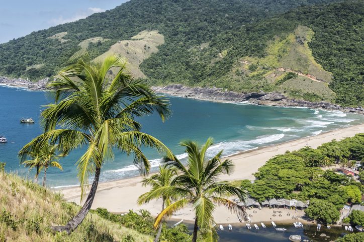 Blue Bay na ostrově Ilhabela, Brazílie