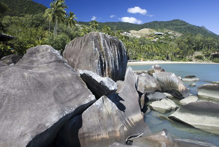 Sino pláž na ostově Ilhabela, Brazílie