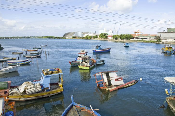 Lodě v oblasti  Rio Capibaribe, Recife, Brazílie