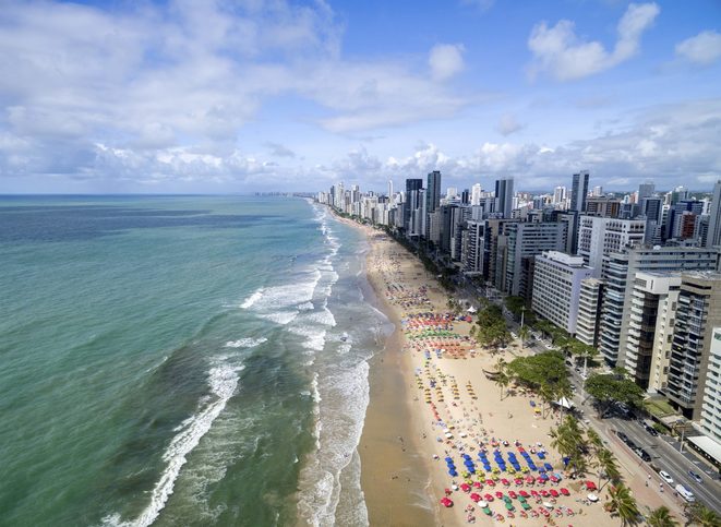 Pohled na pobřeží oblasti Pernambuco, Recife, Brazílie