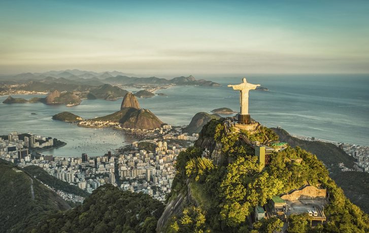 Letecký pohled na Krista Vykupitele a horu Corcovado, Rio De Janeiro, Brazílie