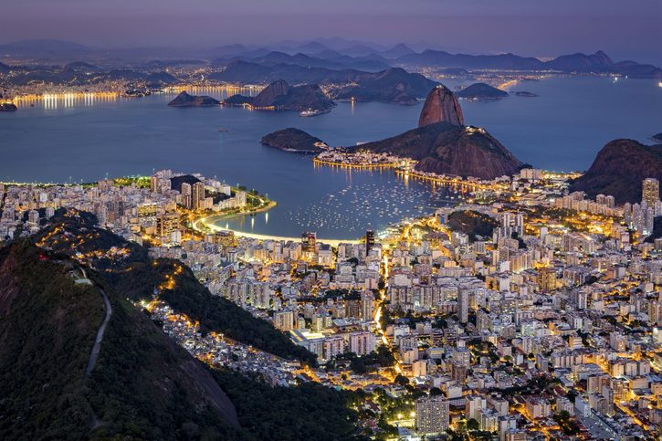 Rio de Janeiro při pohledu z hory Corcovado, Brazilie