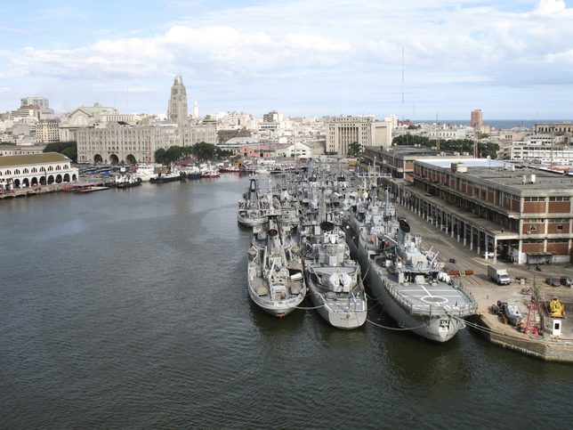 Pohled na město s zpovzdálí s palácem Salvo, Montevideo, Uruguay