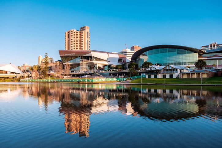 Pohled přes řeku Torrens na Adelaide Festival Center - místo pro umění a hudbu