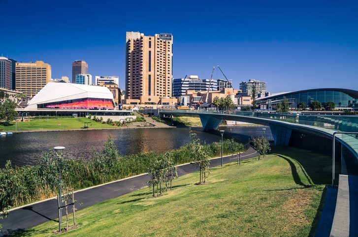 Cyklo stezka podél řeky ve městě Brisbane
