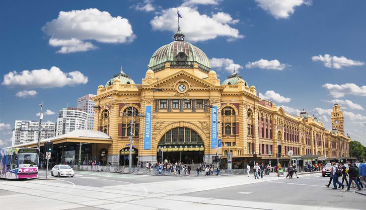 Železniční stanice Flinders Street - slouží celé metropolitní železniční síti. Melbourne, Austrálie