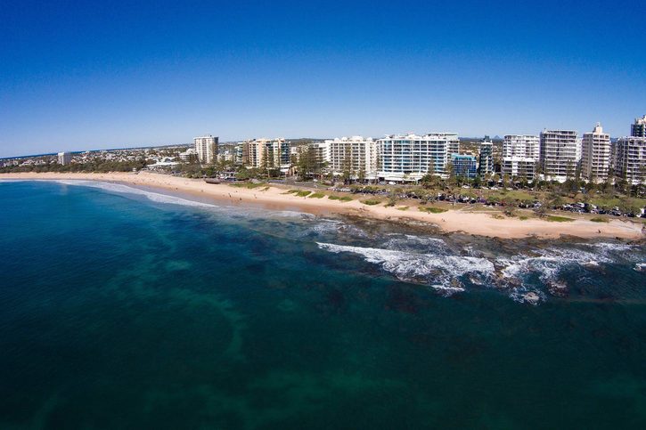 Pohled na pobřeží a město Mooloolaba, Austrálie