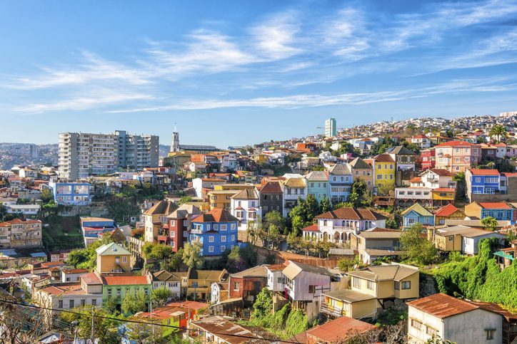 Barevné budovy města Valparaiso, Chile