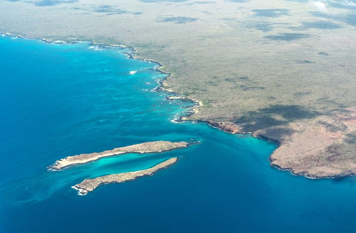 Pohled na ostrov Baltra a severní Seymour. Galapágy.