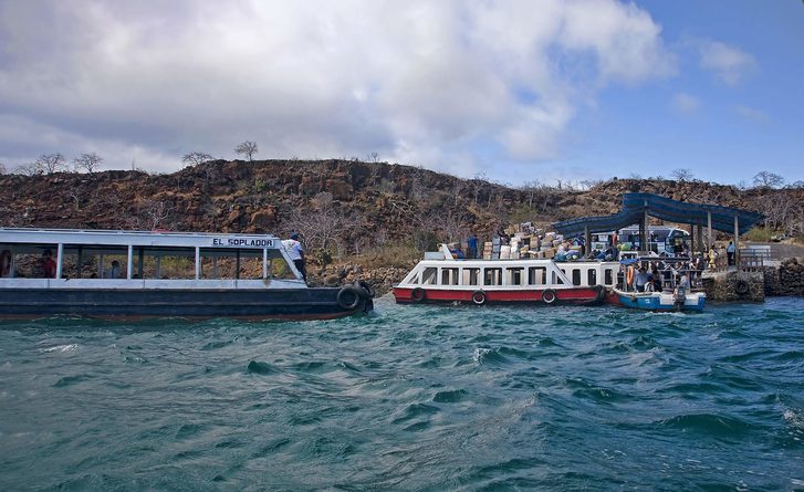 Vodní taxi mezi ostrovy Isla Baltra a Isla Santa na Galapágách