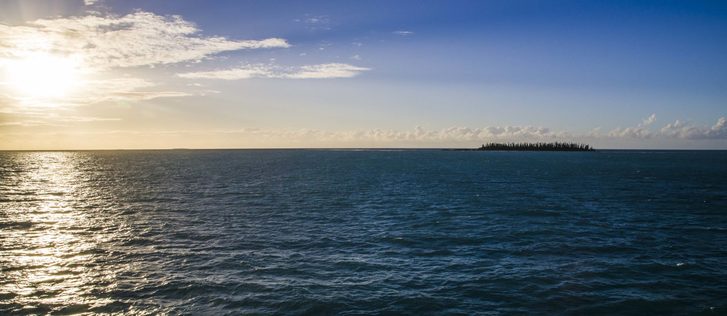 Pohled na západ slunce na Ananasovém ostrově, Nová Kaledonie