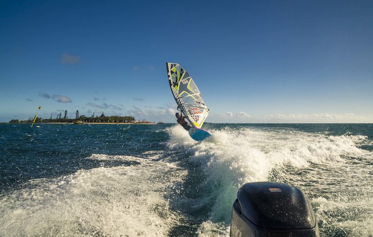 Windsurfing v Noumei, Nová Kaledonie