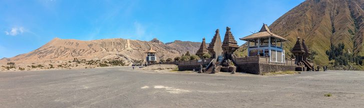 Pura Luhur Poten je chrám nacházející se v kráteru hory Bromo. Tento chrám je místem uctívání hinduistického Tenggera.Probolinggo, Indonésie