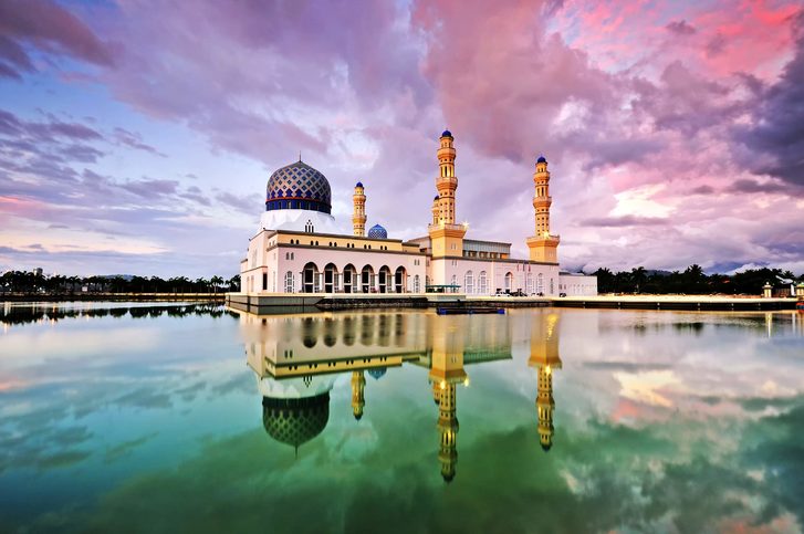 Západ slunce v mešitě Kota Kinabalu, slavná památka v Kota Kinabalu, Sabah Borneo, Malajsie