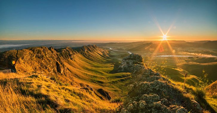 Vrchol Te Mata je vrchol na jih od Hastingsu, který stoupá až do 399 m v pohoří Te Mata v oblasti Hawke's Bay na Novém Zélandu . Uzavřená silnice vede k populární vyhlídce na vrchol, stejně jako několik stezek pro turisty a horské cyklisty. Napier, Nový Zéland