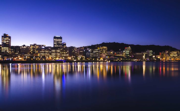Pohled na večerní hlavní město Wellington, Nový Zéland
