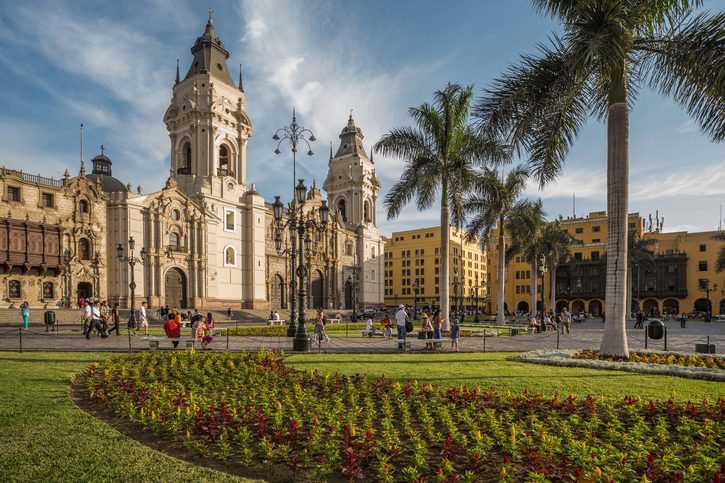 Callao - pohled na katedrálový kostel a hlavní náměstí v dolní části města