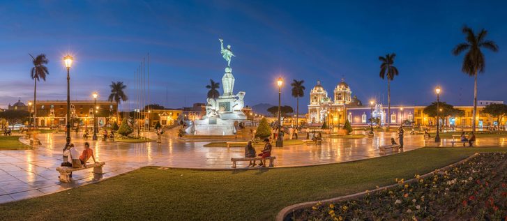 Pohled na hlavní náměstí města Trujillo, Peru