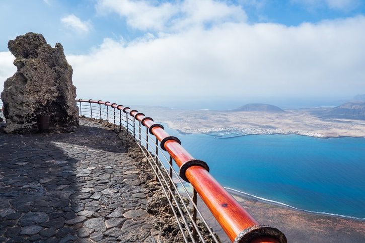 Lanzarote - Výhled na ostrov La Graciosa z vyhlídky Mirador del Río.