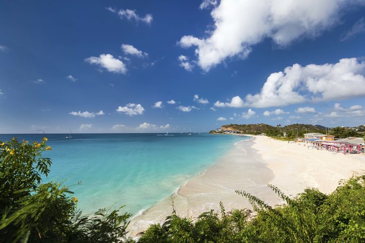 Krásný pohled na pobřeží s průzračným mořem a bílým pískem, St. John, Antigua