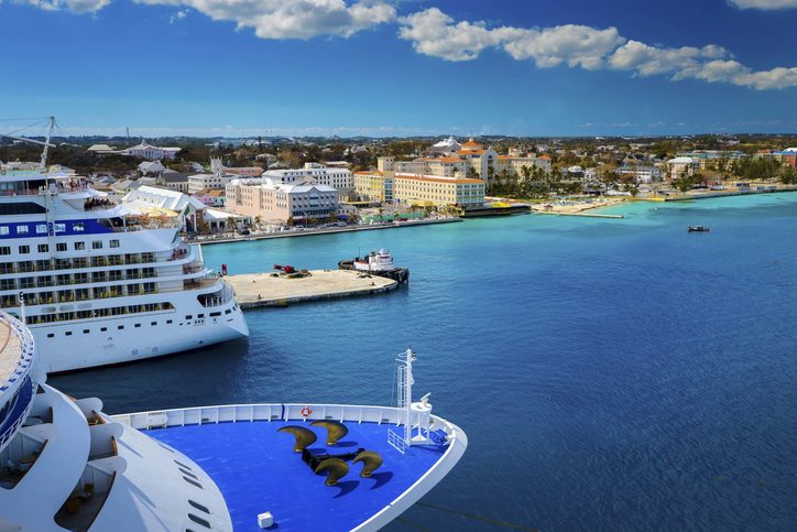 Přístav Nassau a kotvící výletní lodě.