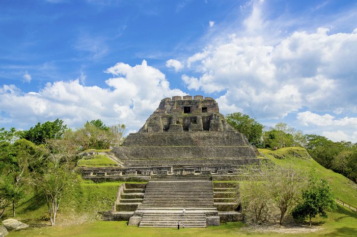 50 km severně od Belize City naleznete ruiny bývalého mayského města Altun Ha. Mezi největší atrakce patří pyramidovitý chrám vysoký 16 m či Chrám masek.