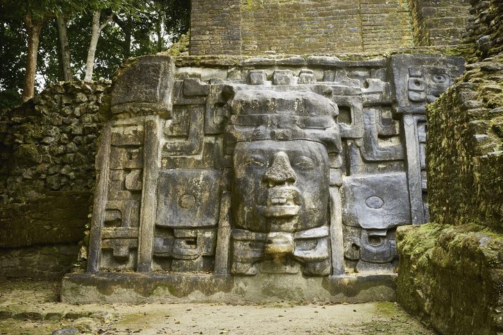Největší atrakcí archeologického areálu Altun Ha je zachovalý Chrám masek.